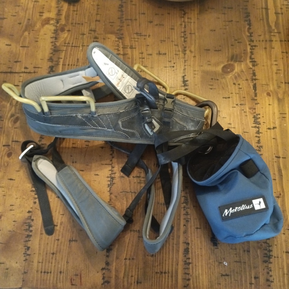Black Diamond Momentum Climbing Harness Size L Grey with Metolius Chalk Bag b2
